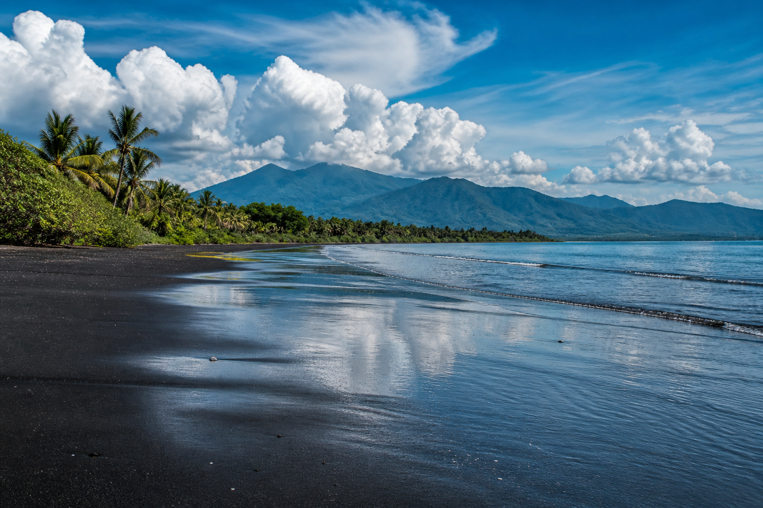 Black-sand Gulf of Fonseca beach near Intipucá